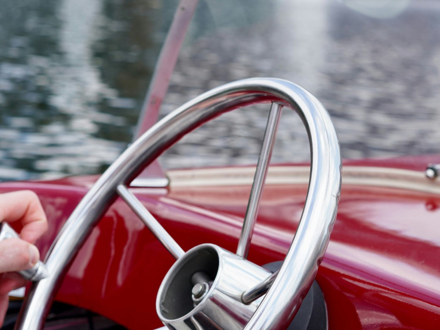 Marine steering wheel sizing and speed knob ergonomics