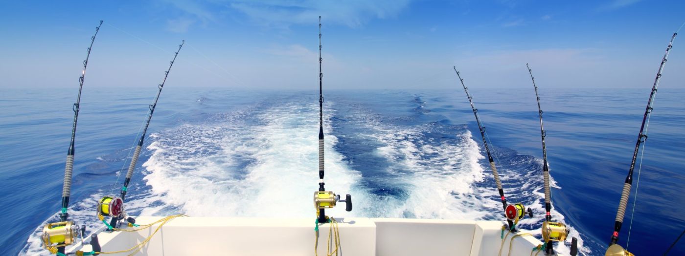 6 fishing rods holded on a yacht